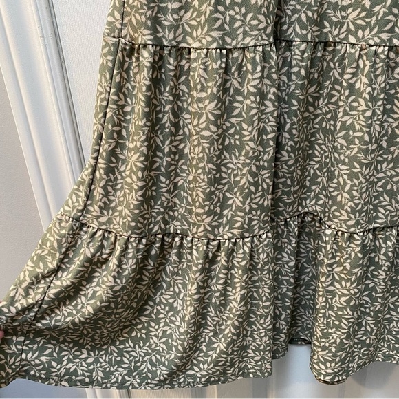 Green tiered button down dress with botanical leaf pattern - Picture 3 of 8